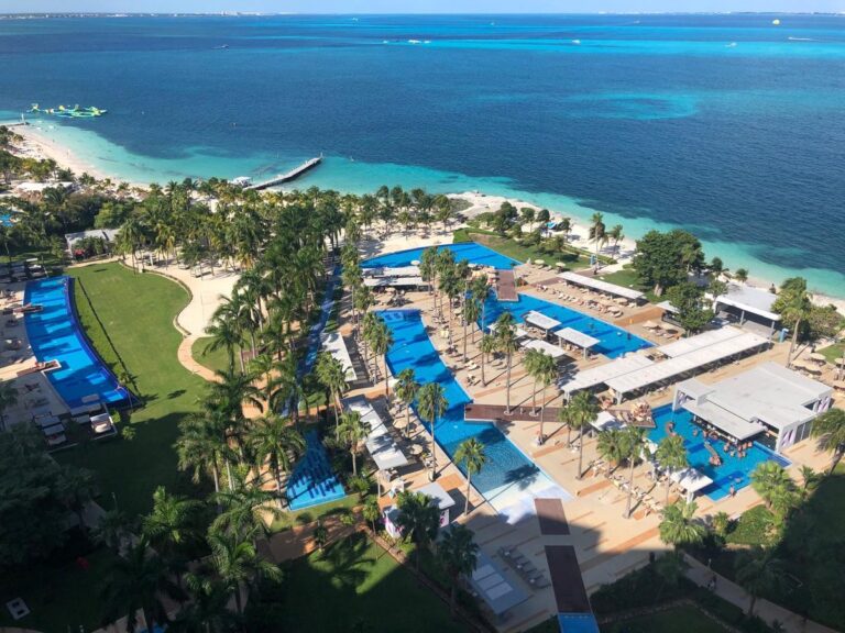 Hotel RIU Palace Cancún, a 5-star hotel with a tracked room rate